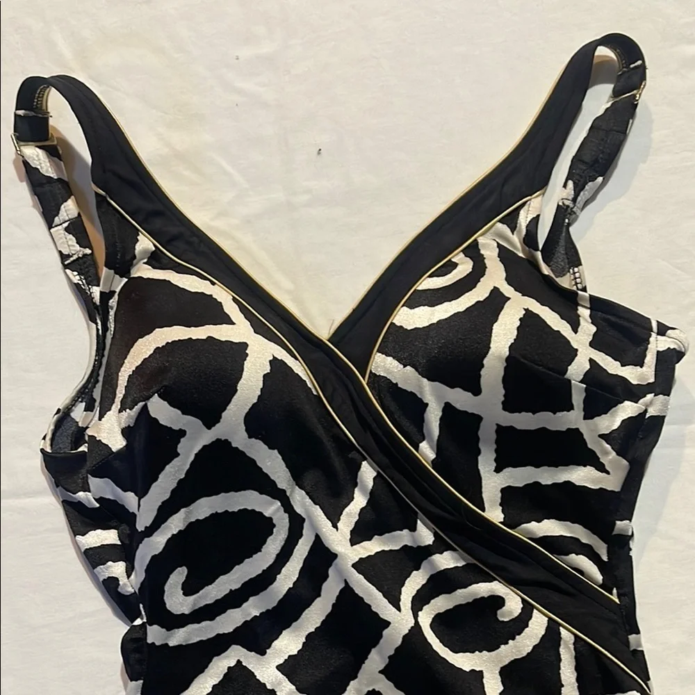 Black and White Geometric One-Piece Swimsuit - Picture 6 of 11